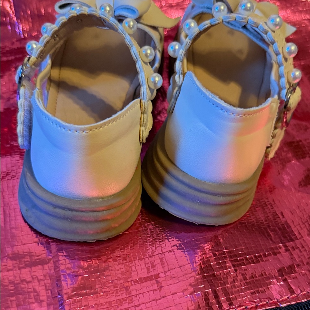 Charming Cream Kids Shoes with Bow and Pearl Details - Picture 4 of 5